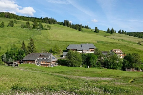 Blick auf das Haus am Bach, im Hintergrund Fatimakapelle und Berger H�he
