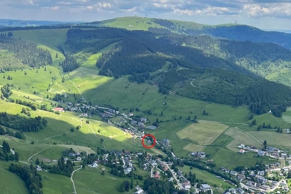 Blick auf Todtnauberg, im Hintergrund St�benwasen und Feldberg Gipfel. Am Ortsrand: Roter Kreis = Haus am Bach