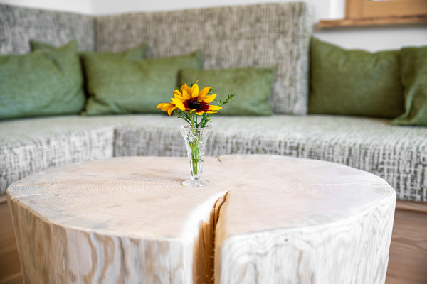 Holzstamm als Tisch im Wohnzimmer