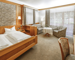 Landhotel Hirschen (Oberwolfach) Landhotel Hirschen (Oberwolfach)