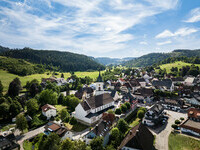 Blick auf den Ort Lenzkirch mit der Kirche (Bildnachweis: © Hochschwarzwald Tourismus GmbH)  Blick auf den Ort Lenzkirch mit der Kirche (Bildnachweis: © Hochschwarzwald Tourismus GmbH)