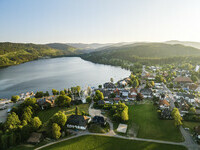 Blick auf die Gemeinde Titisee und den See, sowie das Riesenrad (Bildnachweis: © Hochschwarzwald Tourismus GmbH) Blick auf die Gemeinde Titisee und den See, sowie das Riesenrad (Bildnachweis: © Hochschwarzwald Tourismus GmbH)
