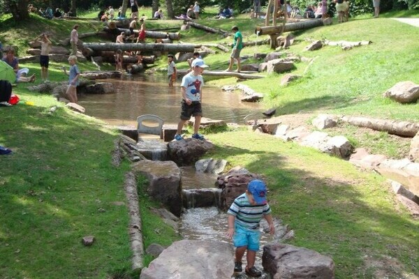 Wasserspielplatz Copyright: (Mit freundlicher Genehmigung der Gemeinde Seewald) Wasserspielplatz Copyright: (Mit freundlicher Genehmigung der Gemeinde Seewald)